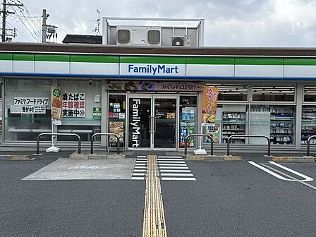 ファミリーマート東大阪南荘町店 260m