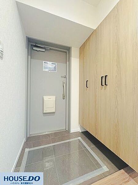 木目調の大型シューズボックスが目を引く玄関！家族分の靴をたっぷり収納でき、空間をいつでもすっきり美しく保てます♪