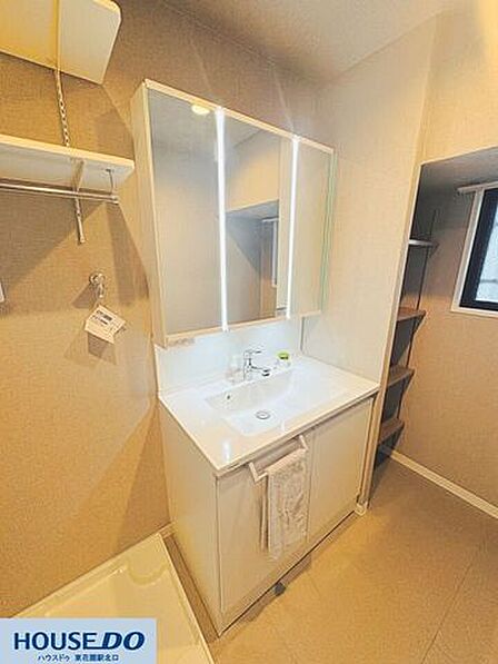 照明付き三面鏡で身支度がしやすい洗面台!横には可動棚やハンガーパイプがあり、タオルや洗剤などのストックをスッキリ整理整頓できます♪