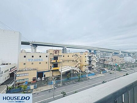 バルコニーからの眺望♪周囲に高い建物がなく開放感のある景色が広がります!心地よい風を感じられる快適なロケーションです☆