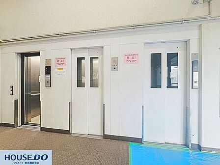 複数台完備されたエレベーターホール♪朝のラッシュ時も混雑を緩和できてスムーズに移動可能!防犯対策の掲示もあり安心の管理体制です☆