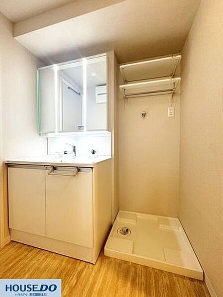 清潔感のある洗面室には、洗面台と洗濯機置場を隣接して配置☆上部には便利な棚を設置し、洗剤やタオルもすっきり収納可能♪家事動線に優れた空間です!