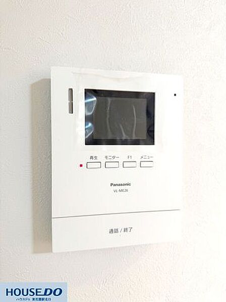 訪問者の姿を確認できるモニター付きインターホン☆応答前に相手を確認できるため、セキュリティ面も安心♪ボタン操作もシンプルで使いやすくなっています!