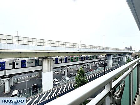 バルコニーから高架線を走る電車を望める眺望☆遮る建物が少なく、開けた視界が広がる♪電車好きの方や、開放感のある景色を楽しみたい方に魅力的な環境です!