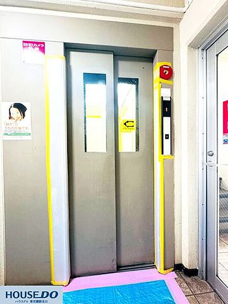 防犯カメラ設置でセキュリティ面に配慮されたエレベーター☆上階への移動もスムーズで、日常の荷物の持ち運びにも便利です♪