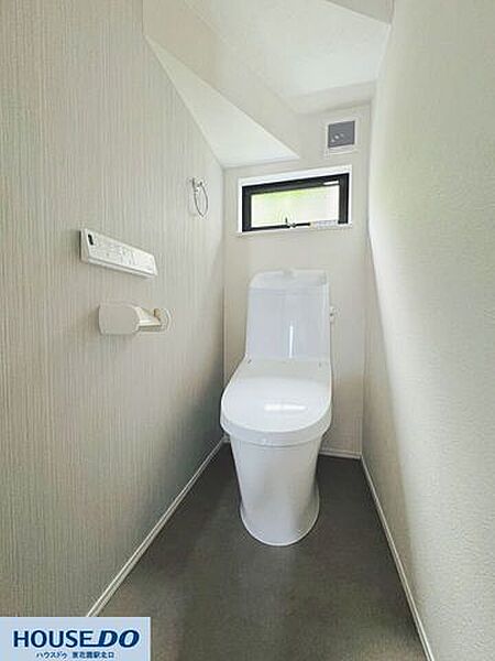 温水洗浄便座を備えた清潔感のあるトイレ空間です！壁面のアクセントクロスが落ち着いた雰囲気を演出します♪小窓が付いているため自然換気が行いやすく、衛生的な状態を保ちやすい設計です☆