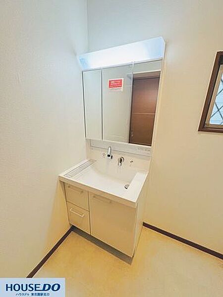 三面鏡裏や足元に豊富な収納スペースを備えた洗面台！小物をすっきり整理でき、使い勝手の良い大きなボウルも魅力です♪