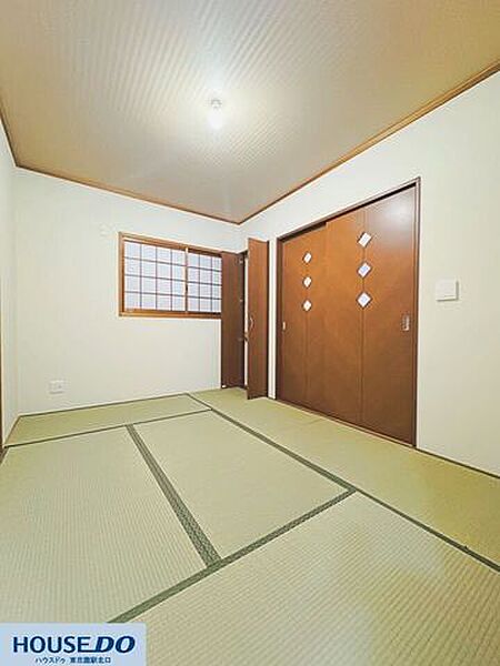 障子窓から優しい光が差し込む和室空間☆押入収納を備えており、お布団や季節ものの荷物もすっきり片付きます♪