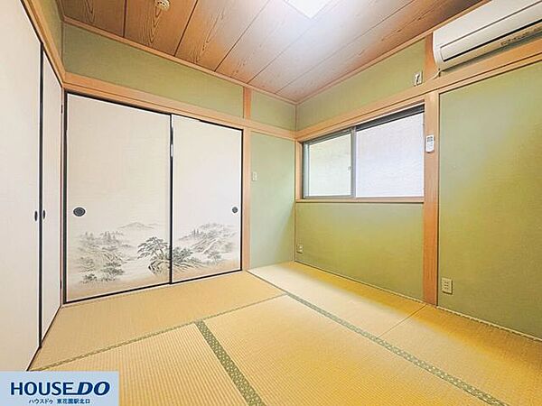 絵柄入りのふすまが目を引く落ち着きのある和室！窓から自然光が差し込み、客間やリラックス空間として快適にお使いいただけます♪