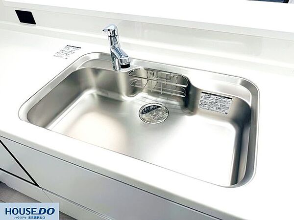 広々とした清潔感のあるステンレス製シンクです♪水切りかごなどもすっきりと置けて、洗い物がしやすいつくりになっています☆