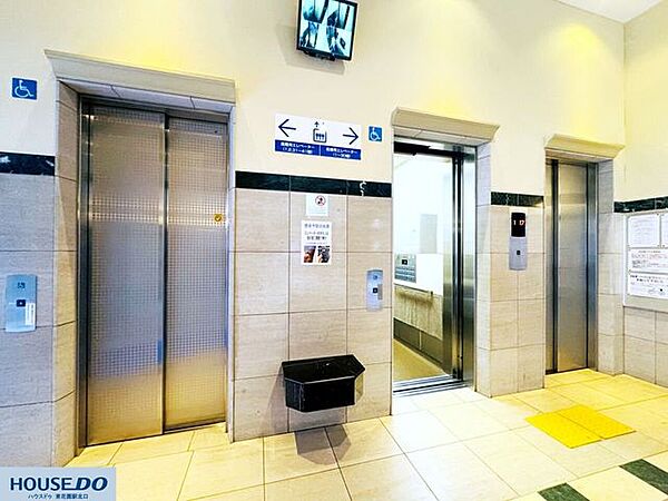 複数基設置されたエレベーターで混雑する時間帯もスムーズに移動可能！車椅子対応のボタンやモニターなどの設備も整い、安心・快適に利用できます♪