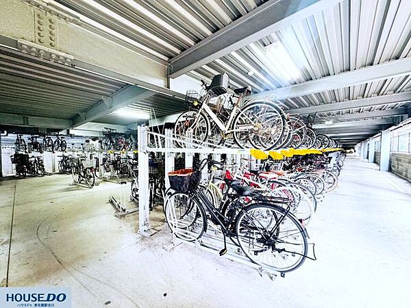 雨から大切な自転車を守る屋根付きの駐輪ラック！2段式ラックで整理整頓されており、毎日の通勤や通学、お買い物時の出し入れもスムーズに行えます！