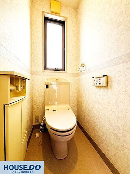 小窓からの採光で明るく清潔感溢れるトイレ空間☆温水洗浄便座や壁付けリモコン、ペーパーホルダー下の収納スペースを備えています！エレガントな柄の壁紙が上品で心地よい空間を演出します♪