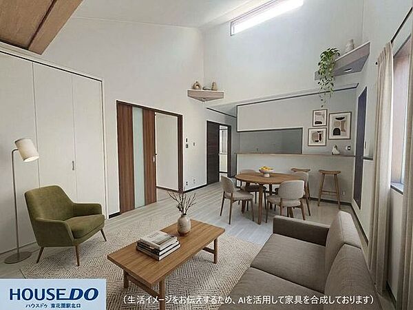 吹き抜けからやわらかな光が注ぐ広々としたリビング！ナチュラルな木目調家具が映える温かみのある内装で、家族が集う憩いの空間を演出できます♪