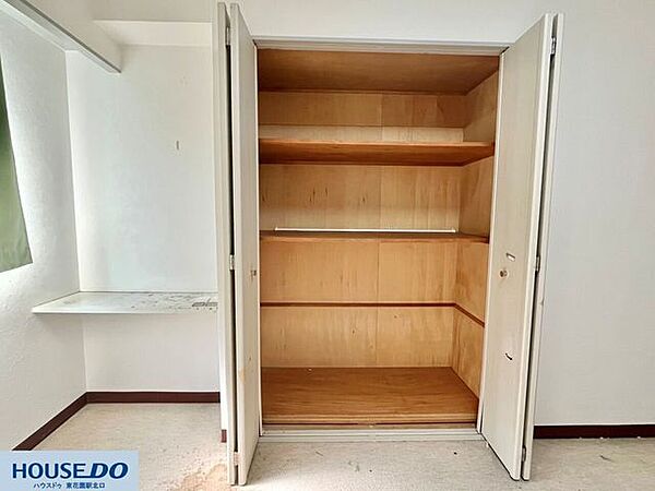 扉を開けると木のぬくもりが感じられる、温かみのある内装です♪大切な衣類や思い出の品を、湿気から守りながら大切に保管できる安心感のある造りです！
