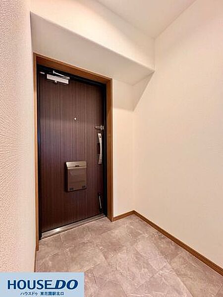 玄関ドアには、室内で郵便物を受け取れる便利なポスト付き！雨の日や寒い朝でも、パジャマのまま新聞や手紙をサッと手に取れる、住む人の動きを考えた実用的な設計が魅力です♪