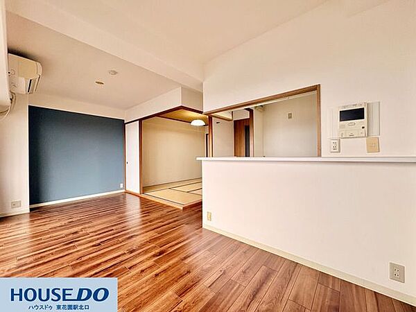 落ち着いた色合いのフローリングと、ブルーのアクセントクロスが調和するモダンな空間♪対面式キッチンからはリビング全体が見渡せる開放的な設計で、日々の家事中も家族の気配を感じられる間取りです！