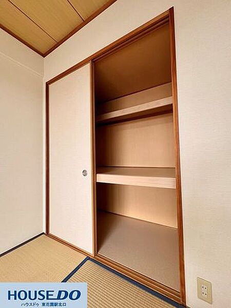 明るい色調の内装と手入れの行き届いた清潔感のある収納スペースです！奥行きもしっかり確保されているため、衣装ケースなども活用しやすく、自分好みに整理整頓を楽しめる使い勝手の良さが魅力です♪