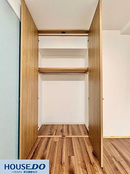 フローリングと色調を合わせた木目調の建具が、お部屋全体に統一感をもたらします♪扉を開けた際も、内部の清潔感あるホワイトの壁面が明るい印象を与え、収納した衣類や小物が見やすい設計となっています！