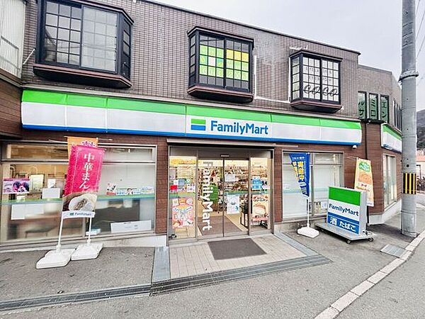 ファミリーマート 石切駅前店 820m