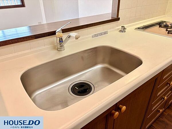 大きな鍋やフライパンも楽に洗えるワイドなステンレスシンクを搭載！シングルレバー混合栓で温度や水量の調節も片手でスムーズです♪ワークトップは耐熱性や耐久性に優れ、長く綺麗にお使いいただける仕様です！