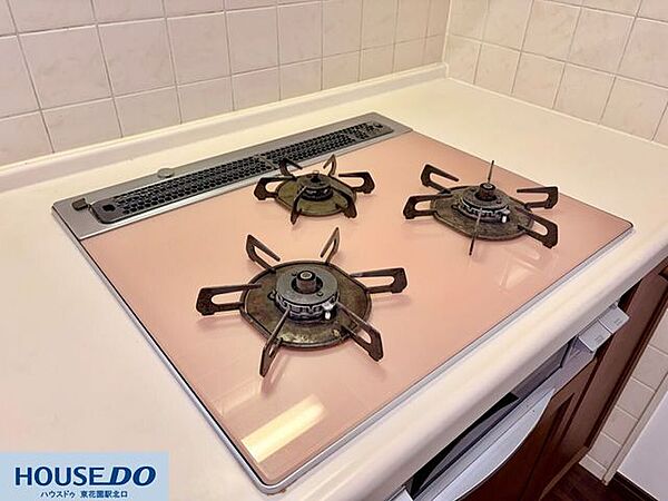淡いピンクのトッププレートが、キッチン全体を明るく柔らかな印象に♪白を基調としたワークトップと調和し、清潔感のある空間を演出します！毎日の炊事が楽しみになるような、優しい色使いが特徴です♪