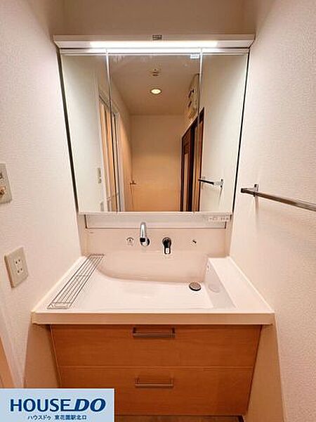 幅広のボウルは衣類の手洗いもしやすく、水はねを抑えるハイバックガードを採用♪鏡裏には小物を整頓できる収納スペースがあり、忙しい朝の準備もスムーズに進む機能的な設計です！
