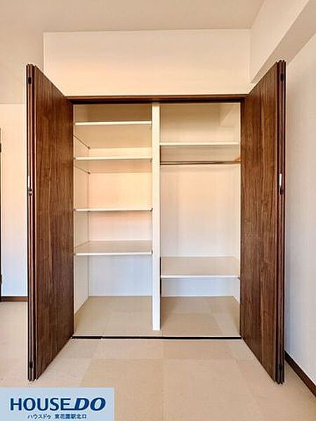 用途に合わせて使い分けられる機能的なシステム収納♪左側には可動棚を、右側にはハンガーパイプを備えており、衣類から小物まで効率よく整理整頓できる仕様が魅力です！