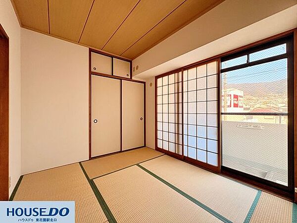 窓の外には山並みを望む開放的な景色が広がります。障子越しに差し込む柔らかな光が畳を照らし、季節の移ろいや自然の穏やかさを身近に感じながら過ごせる空間です！