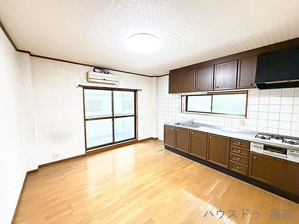 吊戸棚から足元の収納まで豊富に確保。調理器具や食器、ストック品をスッキリと片付けられるため、キッチンを常に美しく保てます。