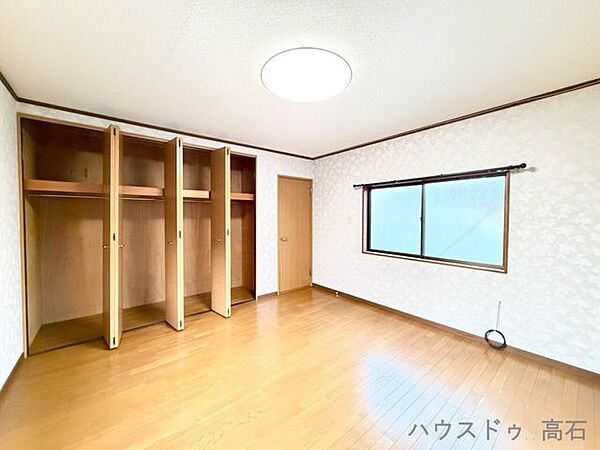 3階8畳洋室　採光の良い明るい洋室。収納スペースを備え、すっきりとした空間を保てます。