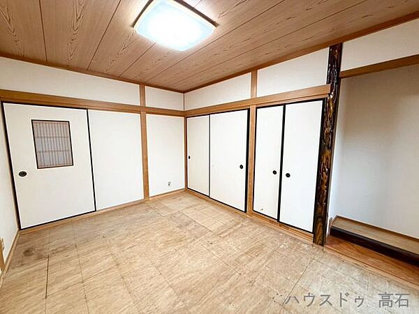 2階6畳和室バルコニーに直接出入りできる、陽当り良好な2階和室。