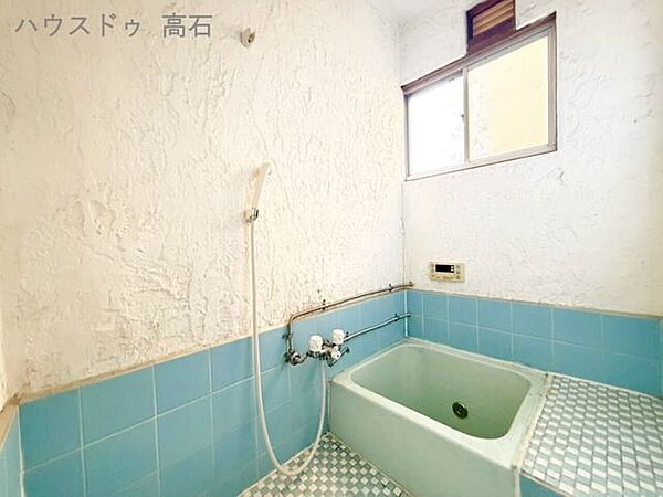浴室に窓があるため、入浴後すぐに自然換気が可能です。湿気がこもりにくく、カビの発生を抑えて毎日のお掃除がグッと楽になります。