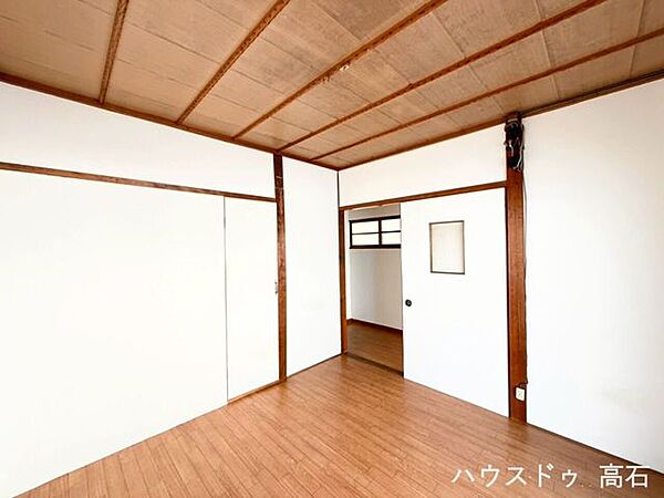 1階洋室4.5畳玄関を入ってすぐの場所にあり、他の居室とも離れているため独立性が良いです。