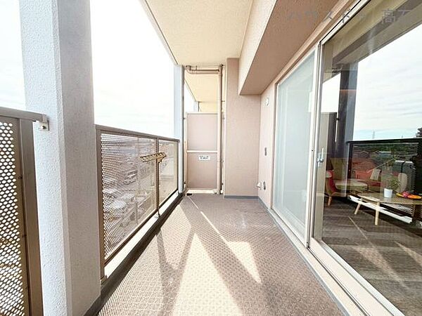 お部屋にさらなる開放感をもたらす、ゆとりある広さのバルコニーです。