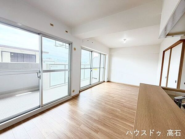 大きな窓から自然光が降り注ぐリビング空間。ダイニングと一体となったゆとりある設計で、上質な家族時間を演出します。