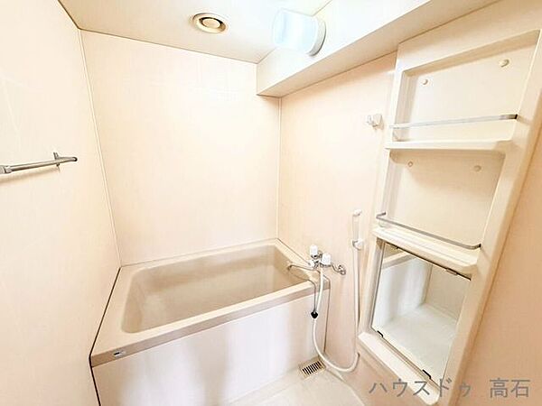 シンプルで使い勝手の良いバスルーム。広めの浴槽と快適な設備で、毎日の疲れをやさしく癒します。
