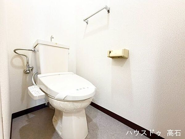 清潔感のあるトイレ空間。温水洗浄便座を備え、快適にお使いいただける仕様です。