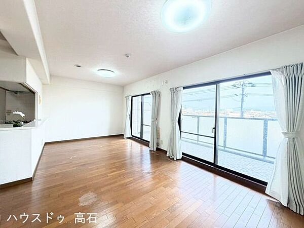 光が部屋の奥まで届く：バルコニーに面して大きな掃き出し窓が2つ並んでおり、壁一面がほぼ窓のようです♪