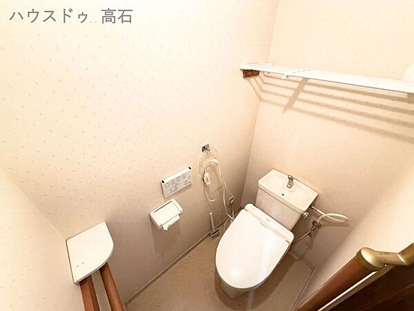 しっかりとした手すり付き：右手前（出入り口付近）に、握りやすい木目調の頑丈な手すりが設置されています。
