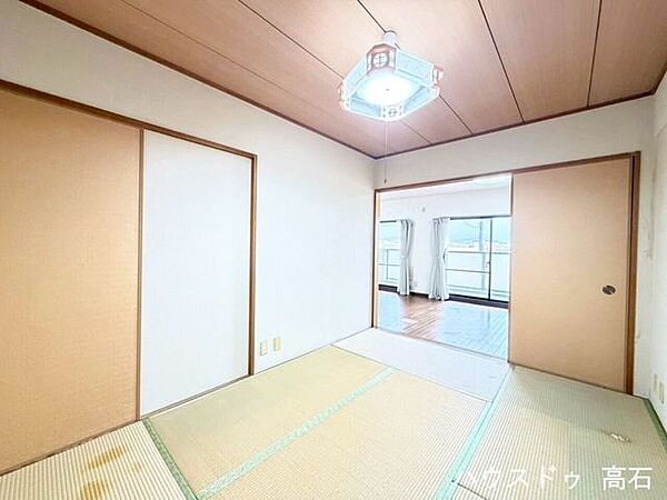 大開口の引き戸：リビングとの間仕切り扉が大きく開く設計になっています。扉を開け放つことで、リビング側の大きな窓から入る明るい自然光が和室まで届きます。