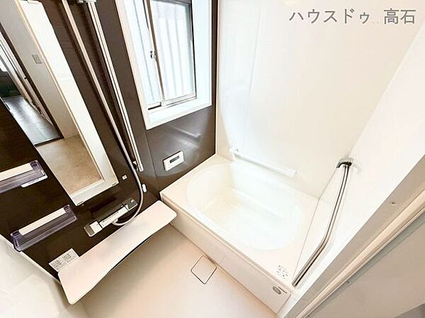 明るい窓付きの浴室は、換気もスムーズでいつでも清潔に保てます。浴室乾燥機を備え、雨の日のお洗濯にも便利な快適空間です。