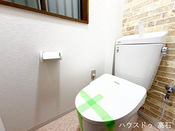 1階トイレ清潔感のあるトイレ空間。温水洗浄便座を備え、快適にお使いいただける仕様です。
