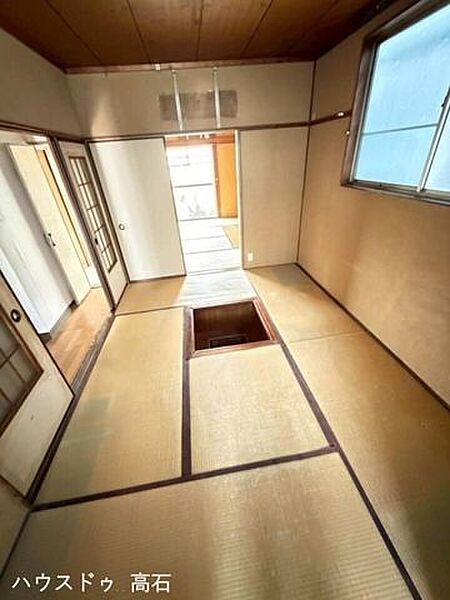 1階和室6畳掘りごたつが作れる♪部屋のちょうど中央に「炉（ろ）」または掘りごたつ用の開口部があり、冬場に心地よい和の団らんスペースを作れます。