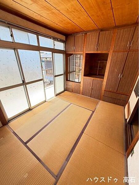 2階和室6畳壁一面にクローゼット、戸棚、引き出し、飾り棚が一体となった頑丈な木製の造り付け家具があり、収納スペースがたっぷり♪