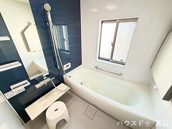 小窓付きで自然換気もバッチリ！日々の疲れを癒やす広々バスルーム