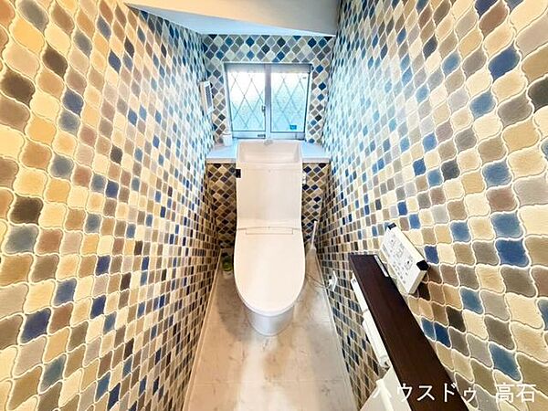 1階トイレ遊び心あるデザインクロスが目を惹く、こだわりのおしゃれトイレ