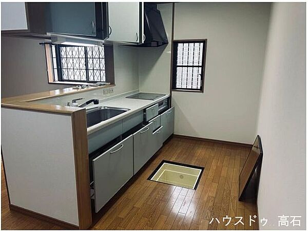 深さのある床下収納たっぷり入る床下収納:深さがあり、買い置きの飲料水や缶詰、梅酒の瓶なども保管できます。