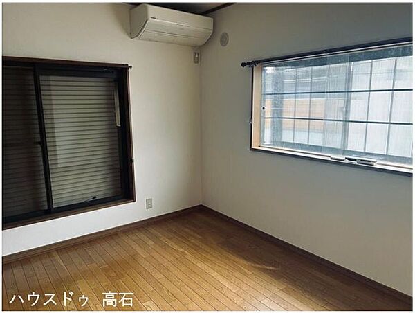 2面採光による抜群の明るさと風通しと部屋全体が明るい: 2つの大きな窓から光が入るため、日中の採光が豊かです。