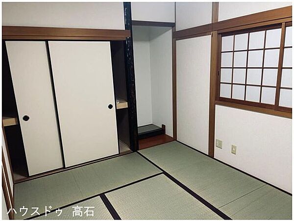 和室の伝統的な雰囲気を残しつつ、壁面が明るい白で統一されているため、部屋全体が暗くならずモダンな印象となります。